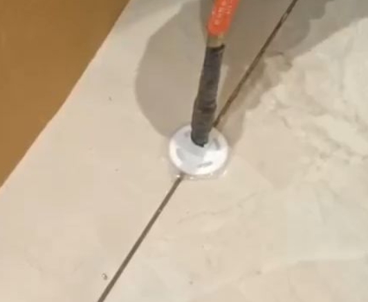 嘉定瓷砖空鼓维修公司专业解答瓷砖在铺贴过程中，如果没有涂抹均匀到位的粘结材料（如水泥砂浆或瓷砖胶），可能会导致以下问题
