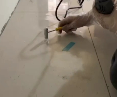 嘉定瓷砖开裂维修公司专业分享瓷砖在铺贴前如果没有沥干水分，将会导致以下问题